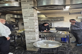 بازدید نظارتی سرپرست شبکه بهداشت و کارشناس مسئول سلامت محیط از مراکز تهیه و توزیع مواد غذایی